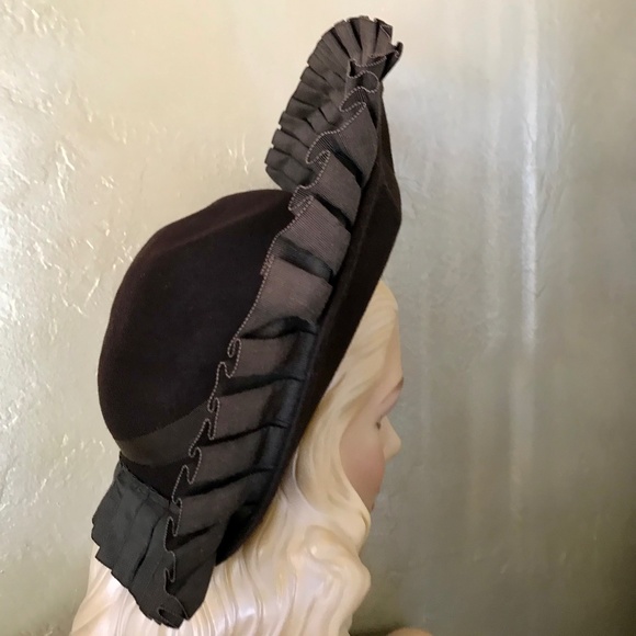 OUTSTANDING 1930s BROWN FELT HALO WIDE BRIM HAT WITH PLEATED GROSGRAIN EDGING main image 10